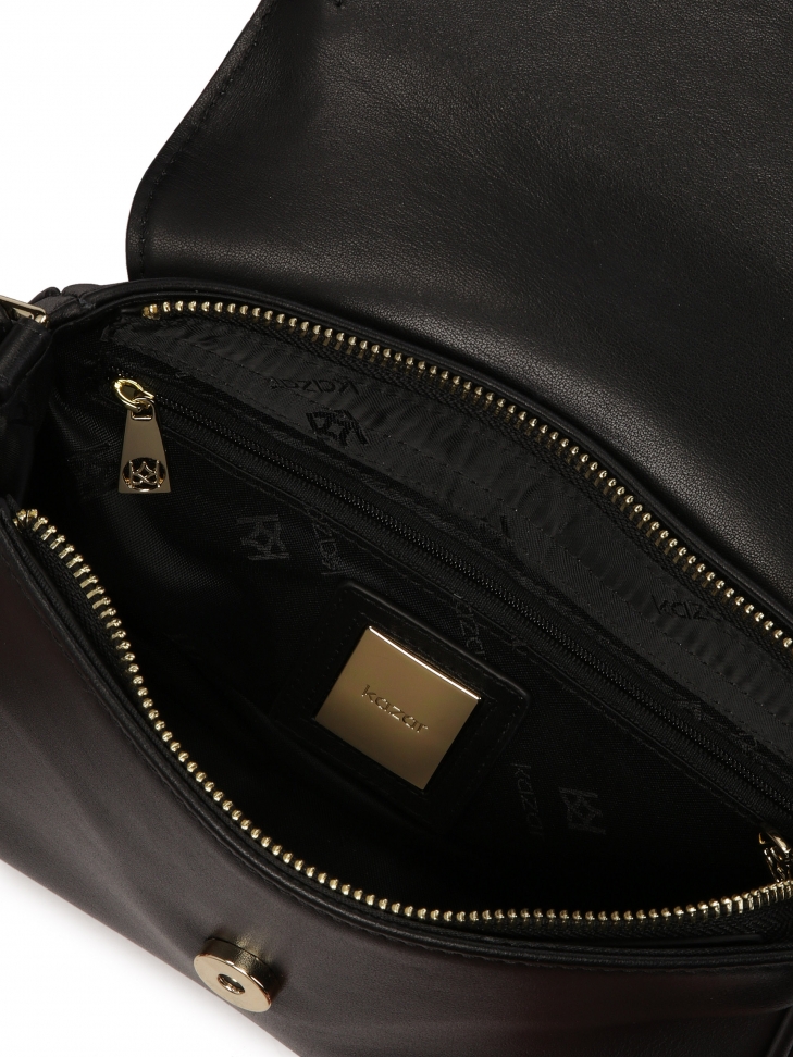 Czarna torebka na ramię z logowaną klapą