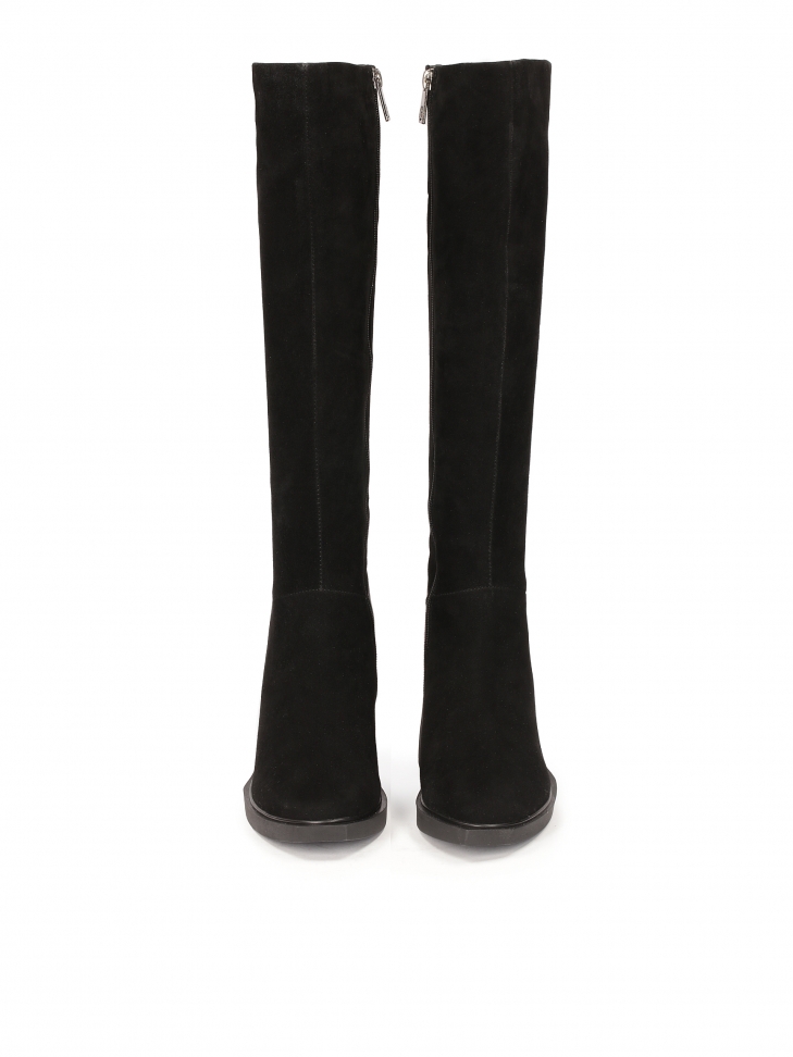 Zamszowe kozaki na finezyjnym koturnie