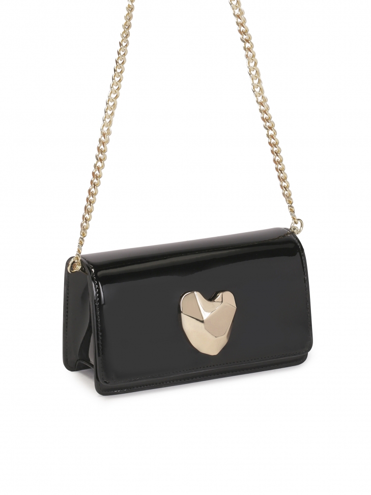 Mała czarna torebka z metalowym otym sercem