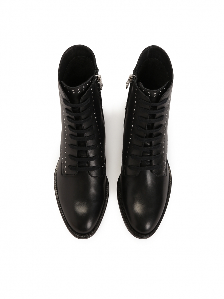 Czarne tzewiki zdobione nitami