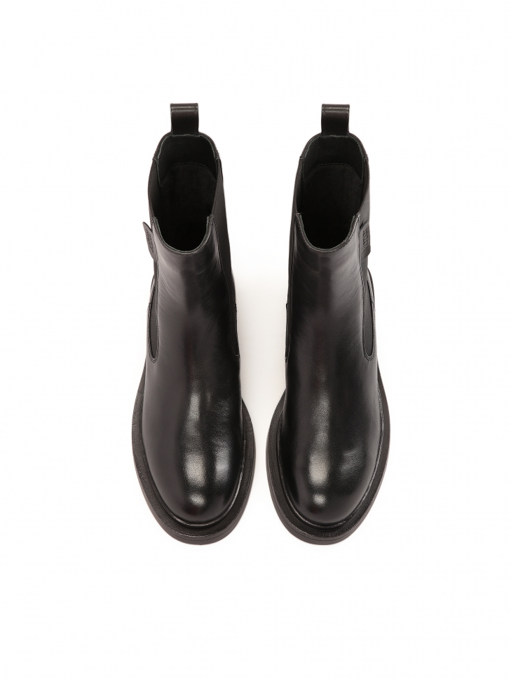 Klasyczne botki na płaskiej podeszwie z gumowymi panelami