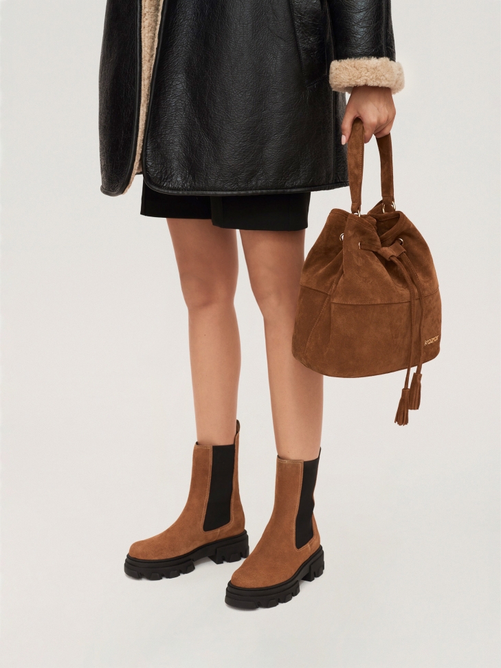 Modne zamszowe botki typu chelsea na trepowej podeszwie