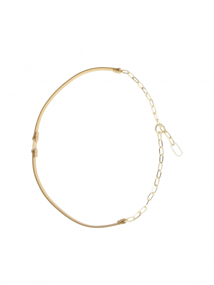 Złoty pasek z łańcuchem i monogramem