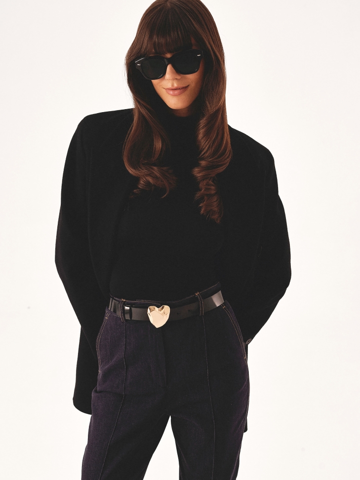 Lakierowany czarny pasek z klamrą w kształcie serca