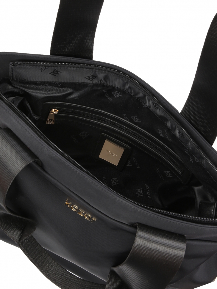 Praktyczna i funkcjonalna torebka w miejskim stylu