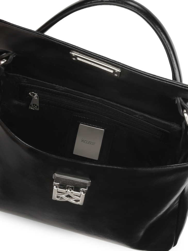 Czarna skórzana torebka z rączką i paskiem