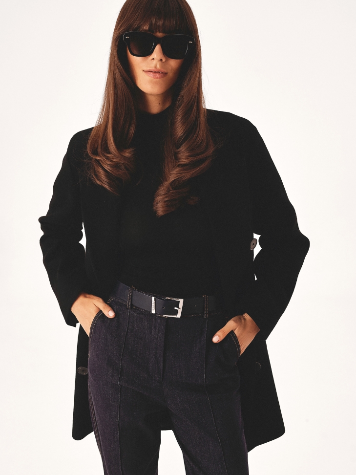 Minimalistyczny granatowy pasek ze srebrną klamrą