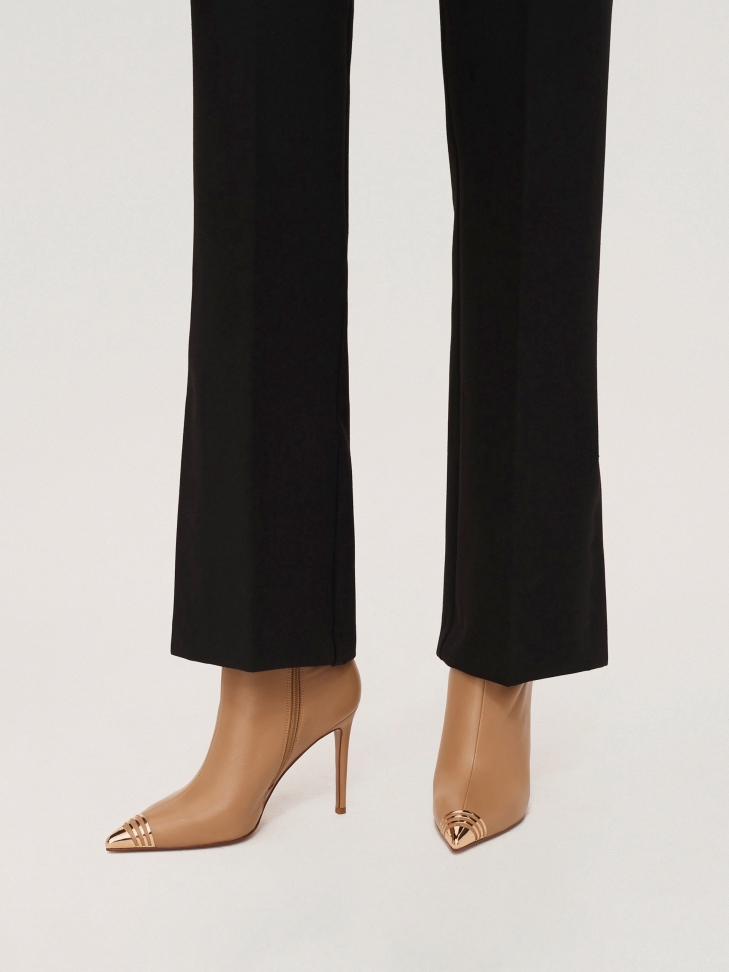 Jasnobrązowe botki na suwak ze zdobionym noskiem