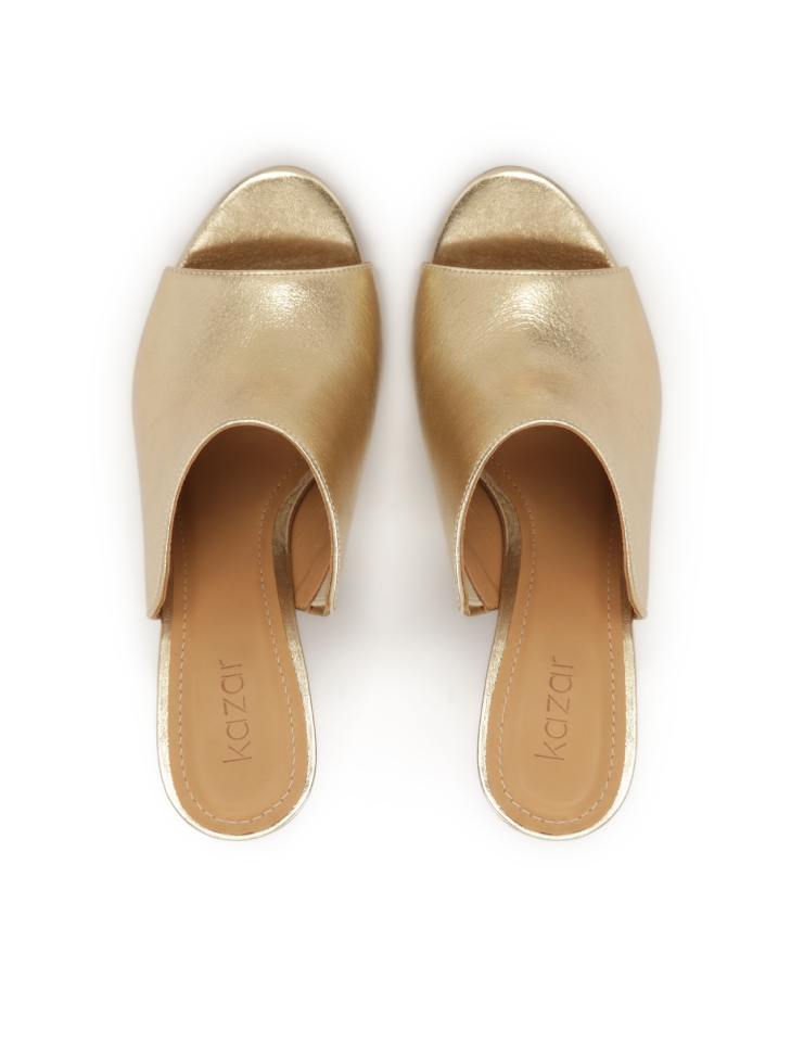 Złote skórzane klapki na koturnie z rafią