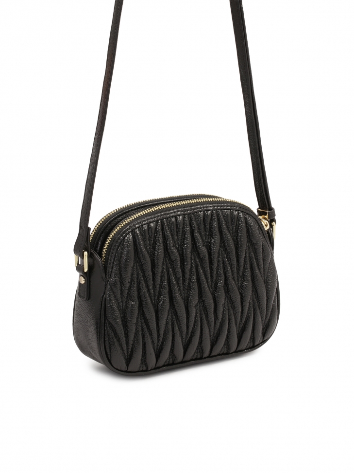 Mała czarna torebka na pasku z modnym pikowaniem