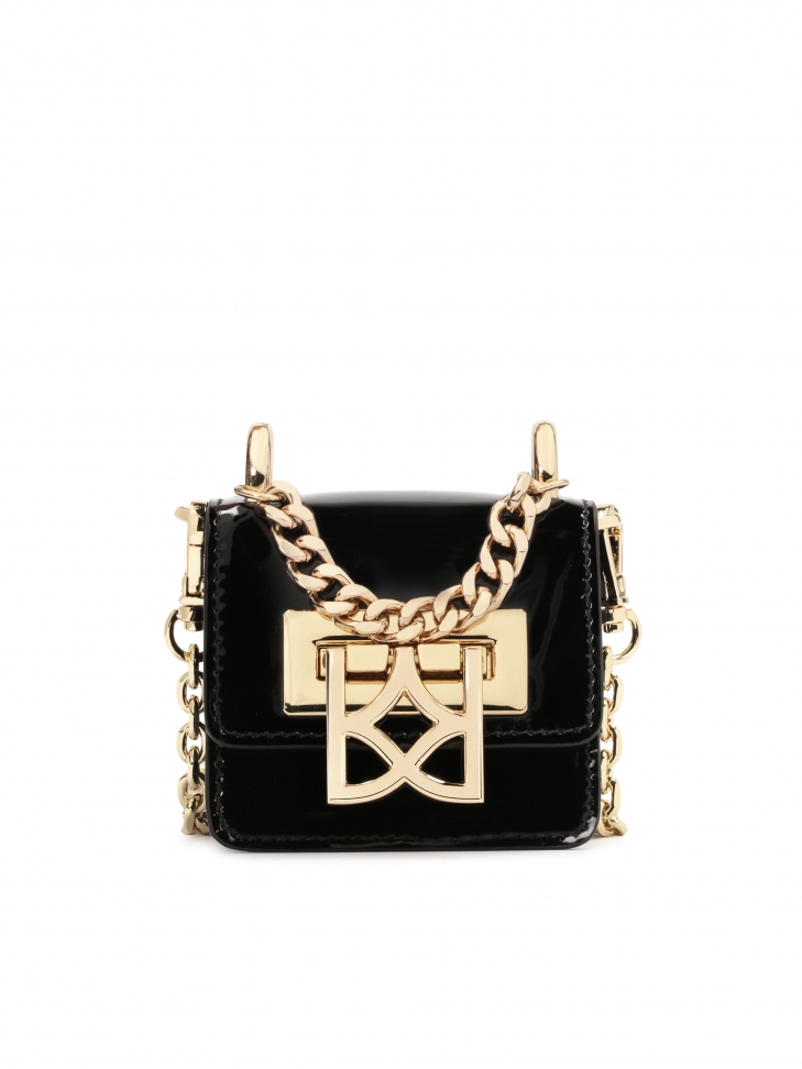 Lakierowana czarna mini torebka na otym łańcuszku