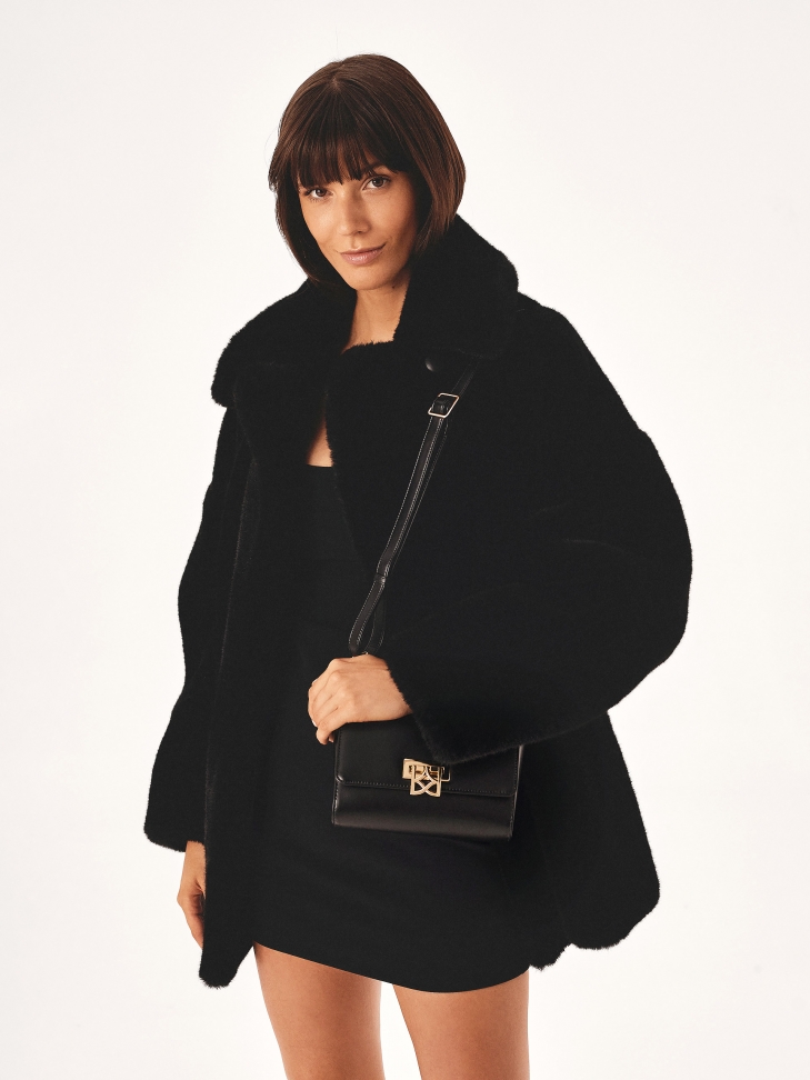 Mała torebka z łańcuchem i paskiem