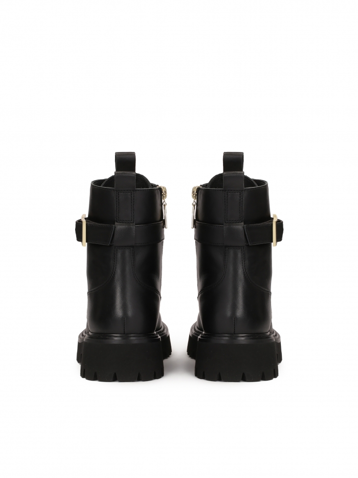 Czarne trzewiki na podeszwie z bieżnikiem