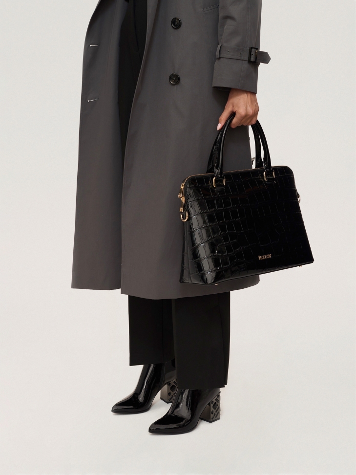 Czarne lakierowane botki z metalowym obcasem ozdobionym yształkami