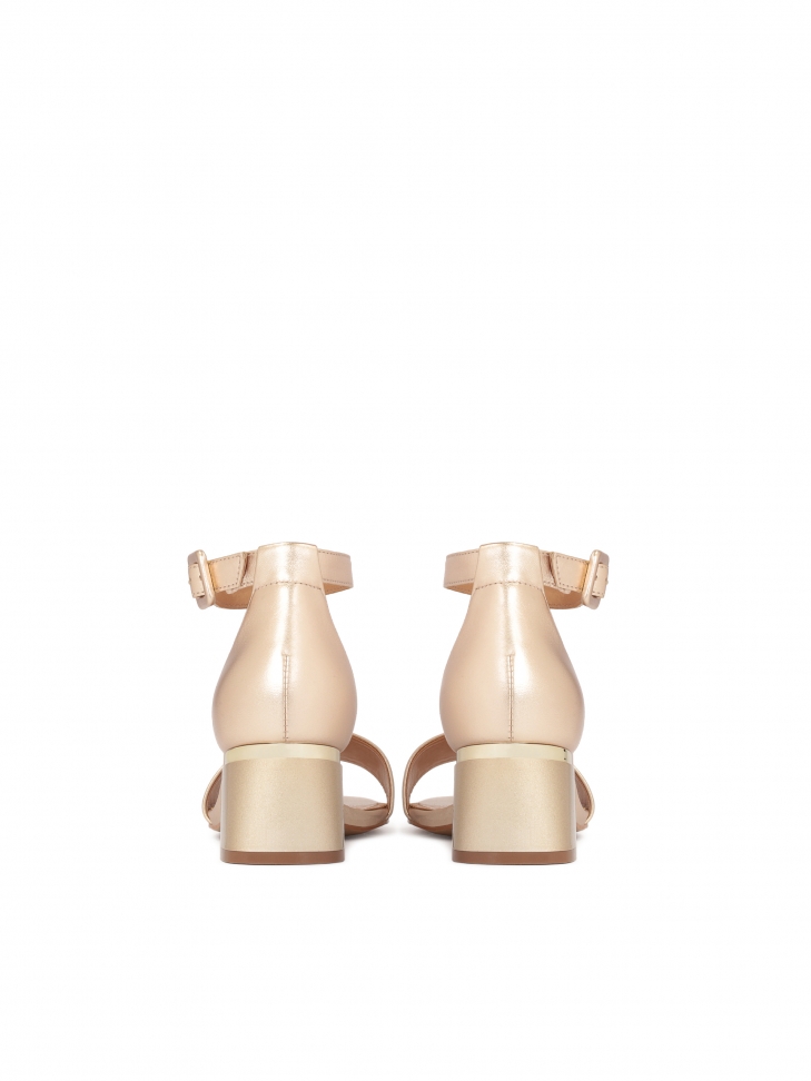 Eleganckie ote sandały na niskim słupku