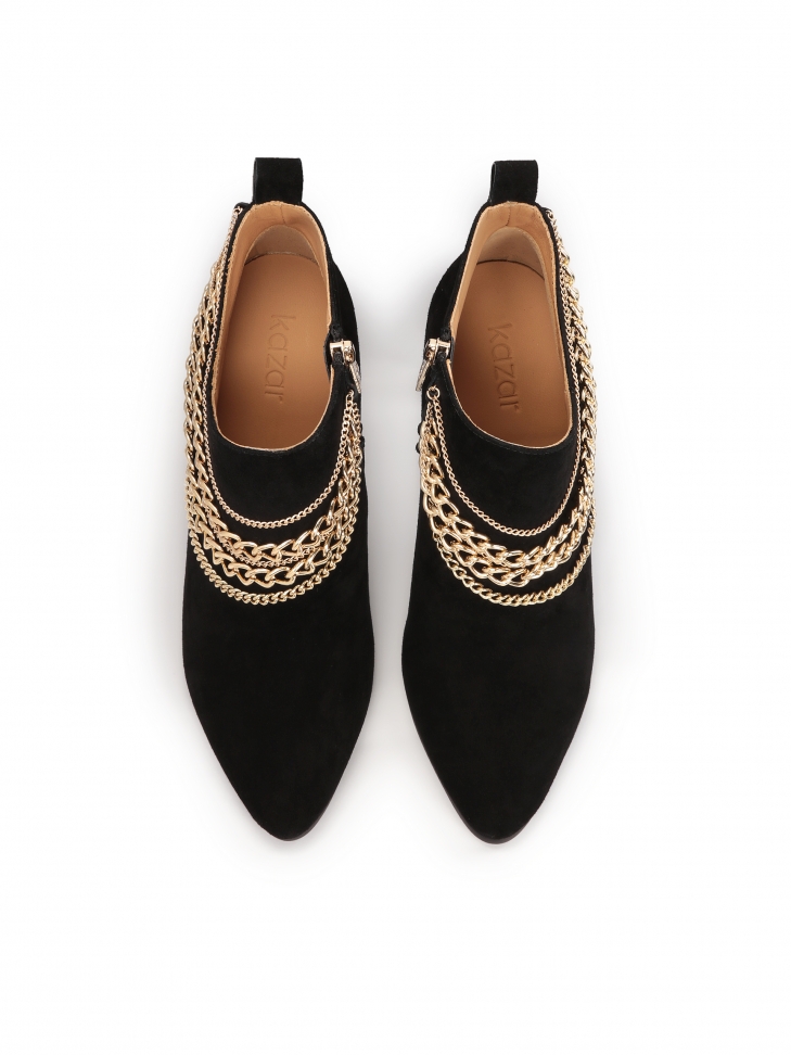 Efektowne botki na szpilce z wyciętą cholewką