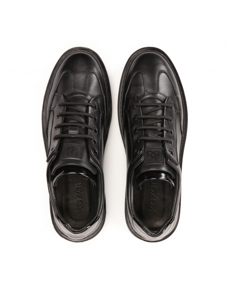 Czarne sneakersy ze zdobioną podeszwą i językiem