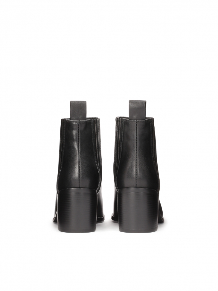 Botki bez zapięcia na szerokim obcasie