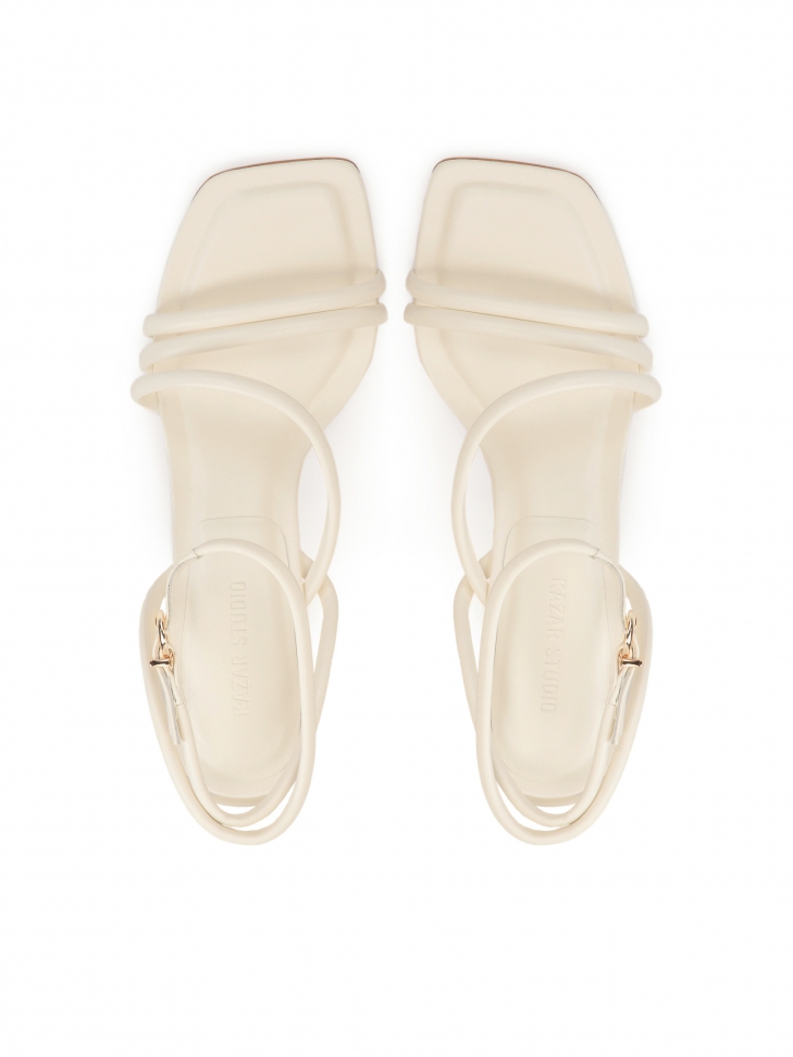 Beżowe sandały na modnym obcasie