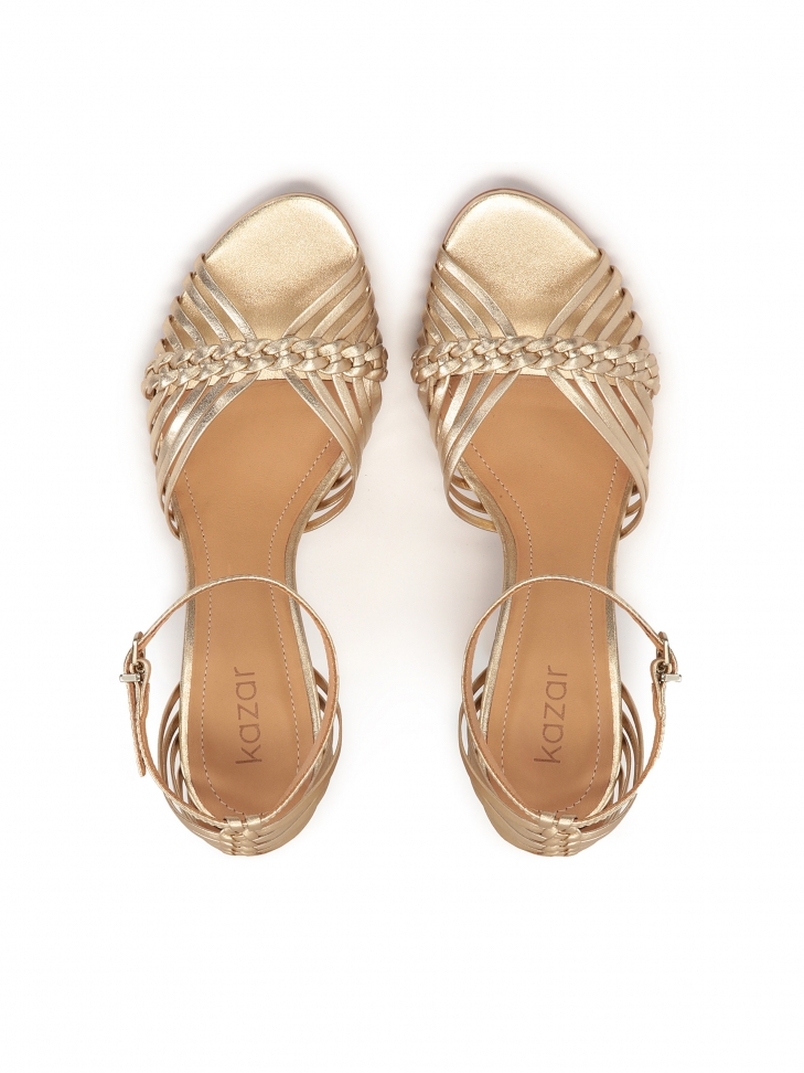 Złote sandały z przeplatanymi paskami