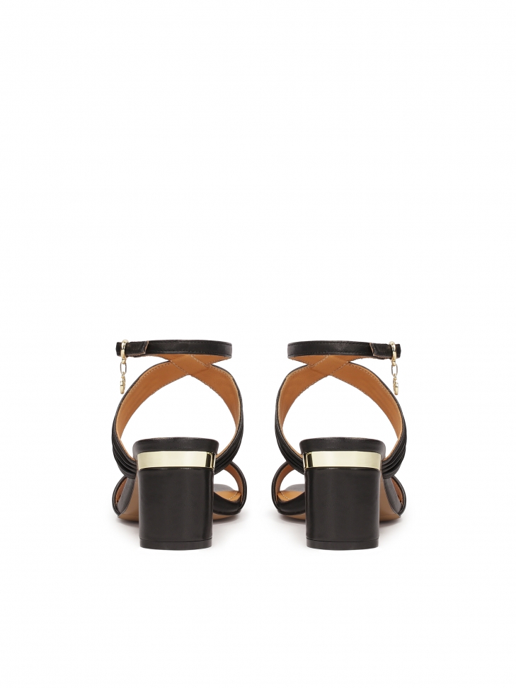 Sandały z oągłym obcasem i paskiem wokół kostki