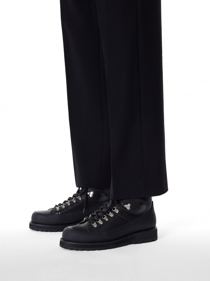 Masywne czarne trzewiki na trepowej podeszwie