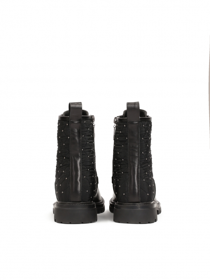 Zdobione nitami trzewiki z tkaniny i skóry