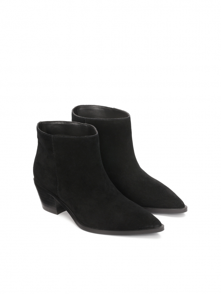 Zamszowe botki z niską szeroką cholewką