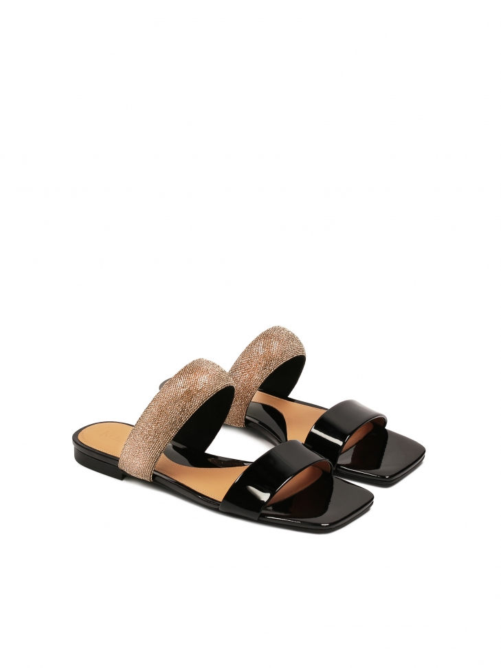 Płaskie skórzane klapki ze zdobieniem