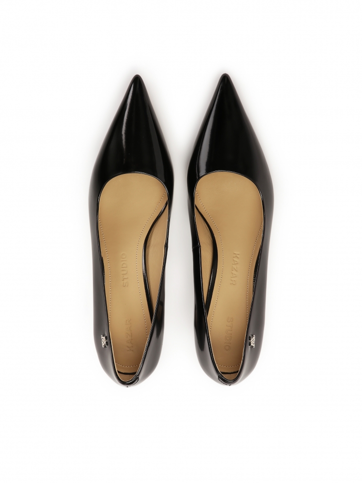 Czarne czółenka z noskiem w szpic na skośnym obcasie