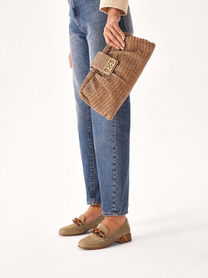 Beżowe półbuty z łańcuchem na oryginalnym obcasie