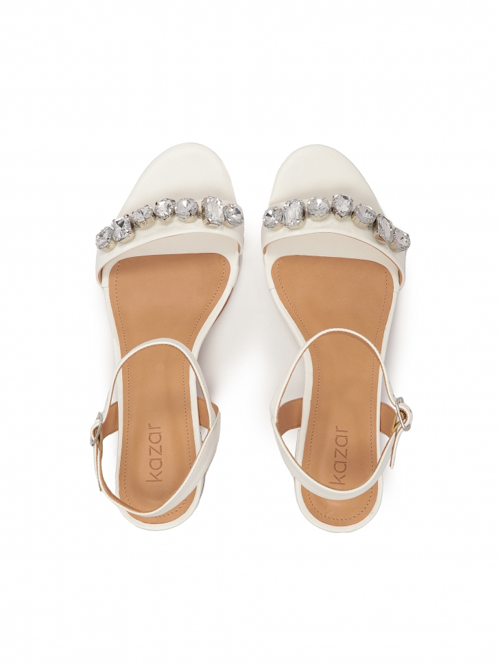 Białe ślubne sandały na szerokim obcasie