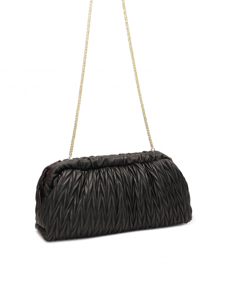 Czarna kopertówka w pikowany wzór