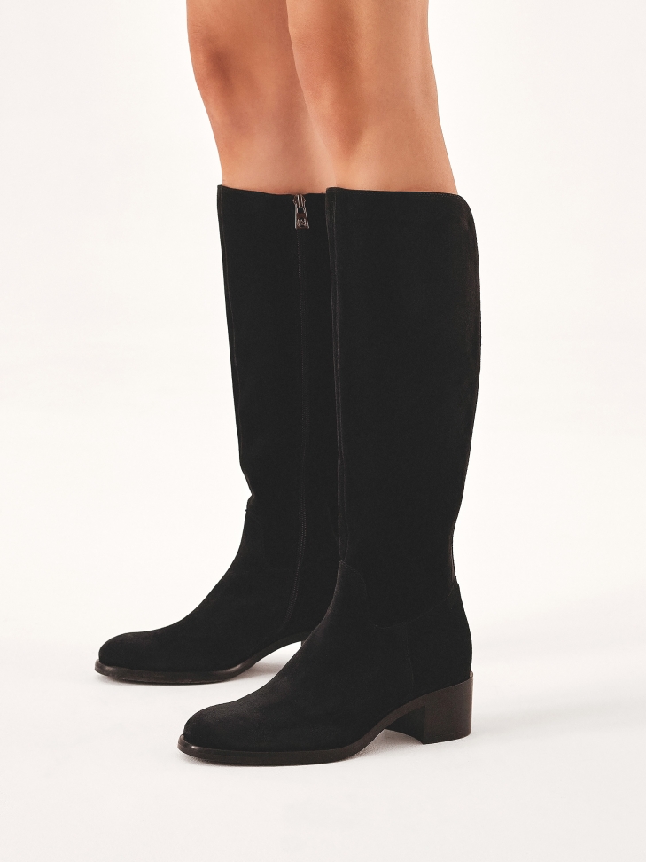 Zamszowe kozaki na szerokim obcasie