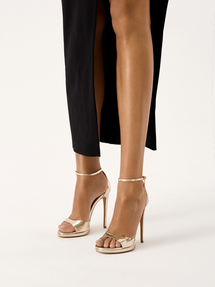 Złote skórzane sandały z paskiem wokół kostki