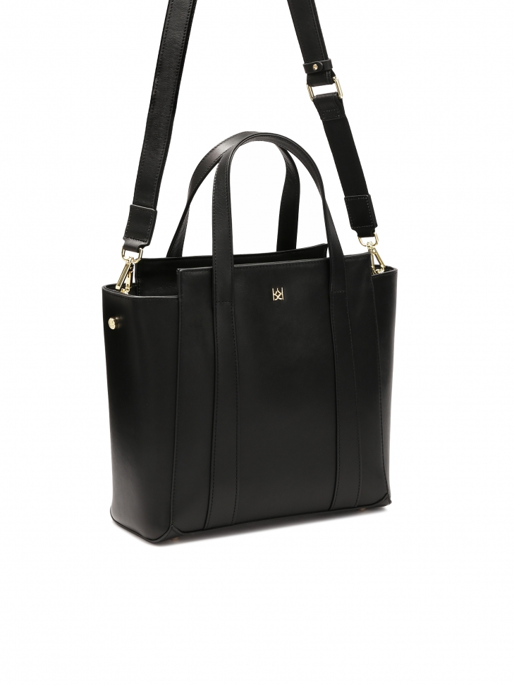 Czarna torebka na ramię w kształcie trapezu