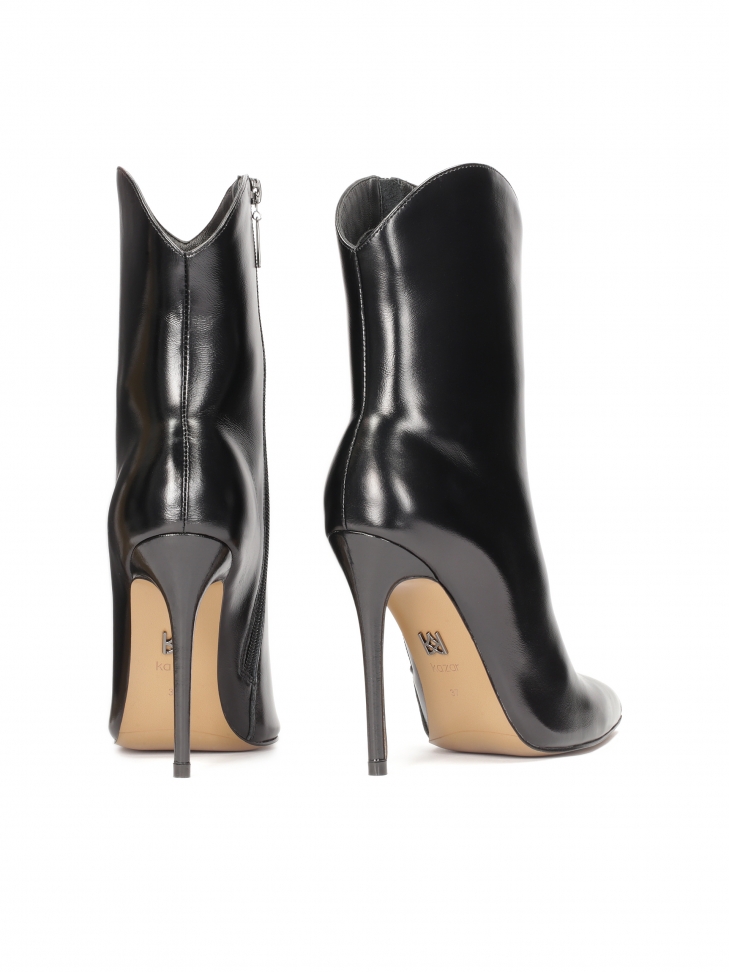 Botki na szpilce z zaoągloną cholewką