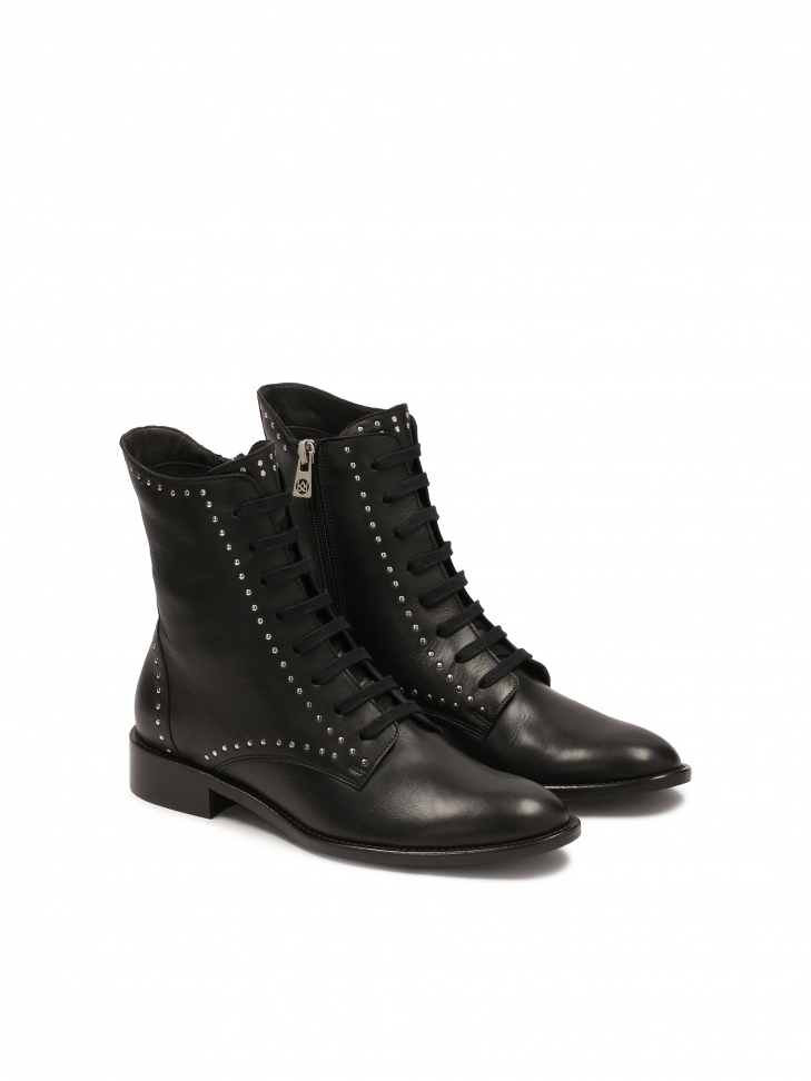 Czarne tzewiki zdobione nitami