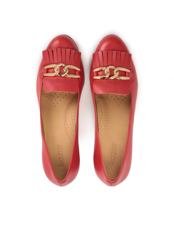 Czerwone czółenka z metalowymi ogniwami