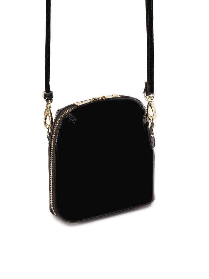 Czarna lakierowana torebka z kieszenią na przodzie