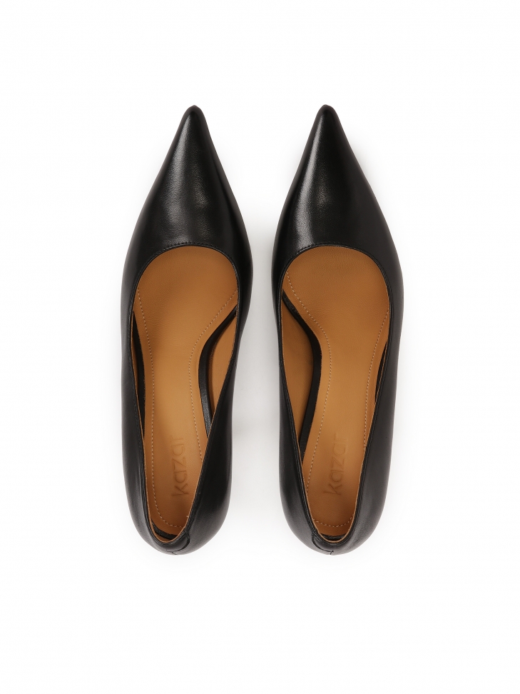 Czarne czółenka na obcasie z metalową wstawką