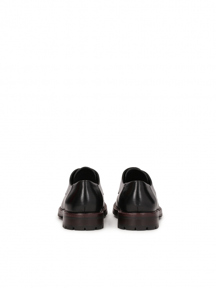 Czarne półbuty na brązowej podeszwie