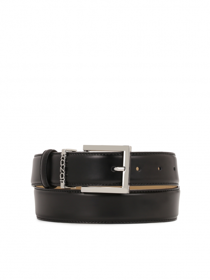 Czarny pasek z metalową szlufką z logotypem