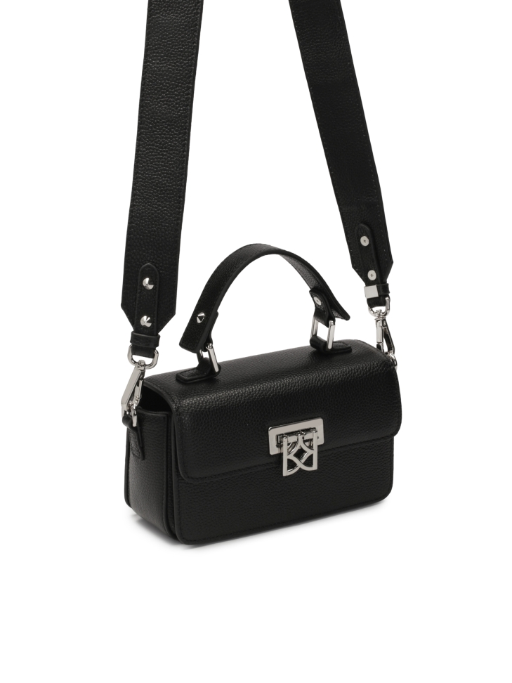 Czarna torebka o sztywnej regularnej formie