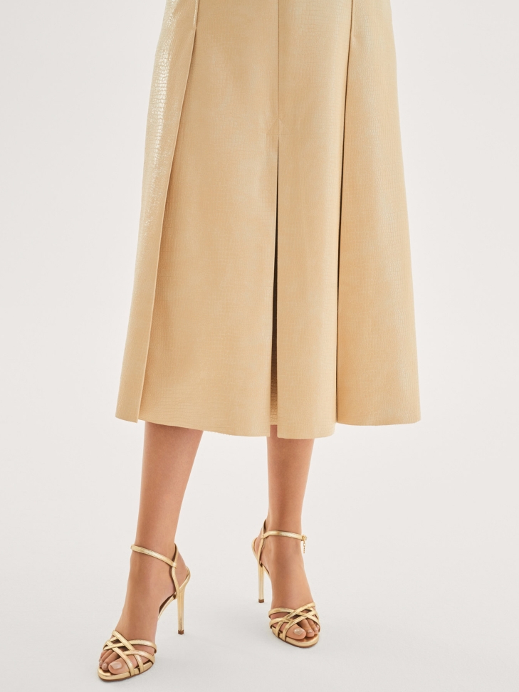 Złote sandały z przeplatanymi paskami