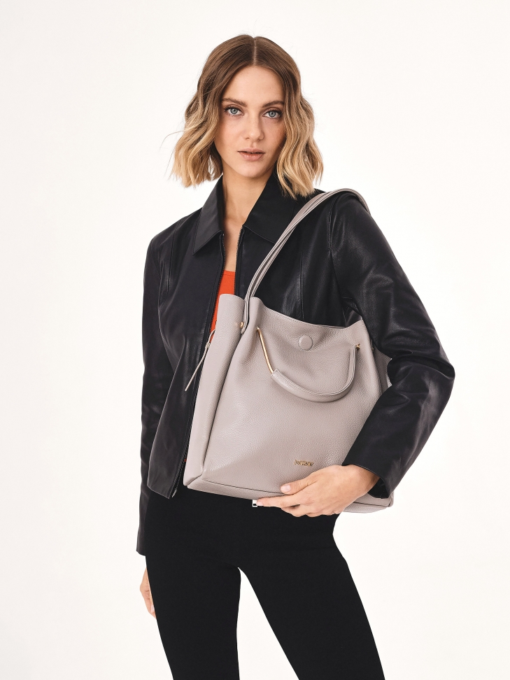 Skórzana szara torebka z metalowymi rączkami i paskiem