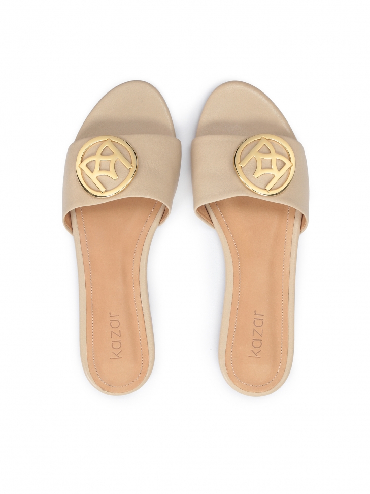 Płaskie skórzane klapki zdobione monogramem