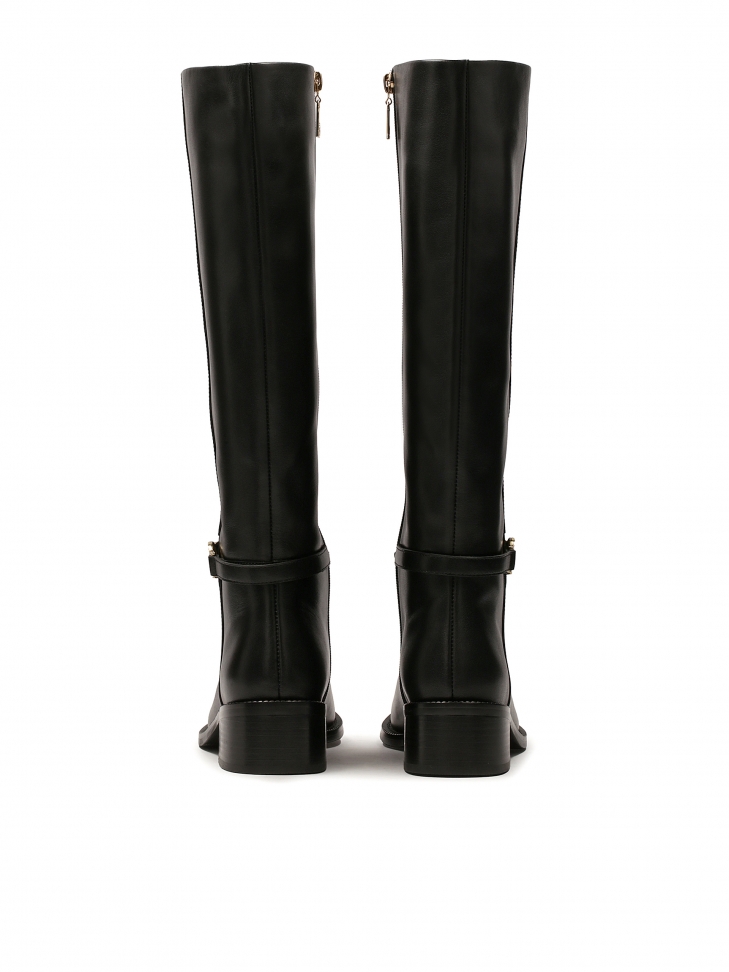 Proste skórzane kozaki z metalowym monogramem