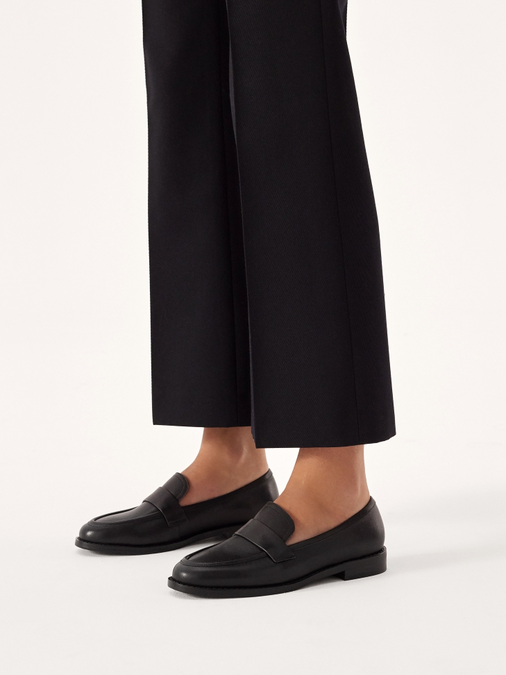 Czarne loafersy w stylu minimal