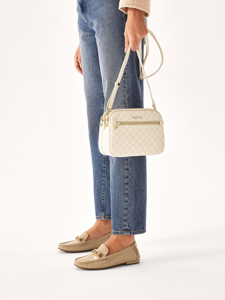 Lakierowane mokasyny z metalowym łańcuchem